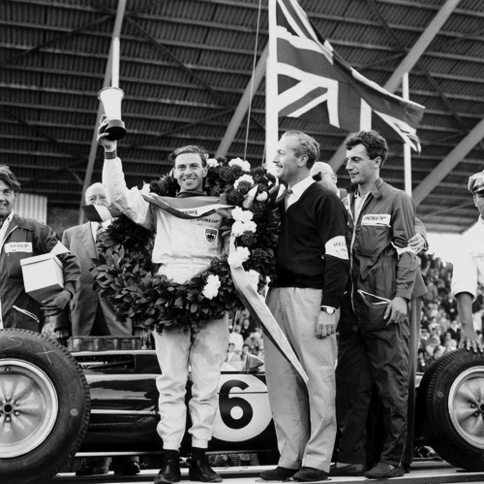 Podium du GP Grande Bretagne avec Colin Chapman et un mécanicien Lotus